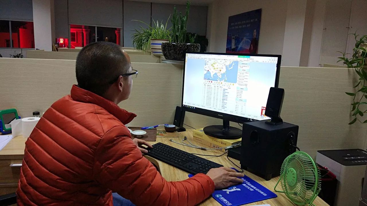 每一篇光鲜亮丽的推文背后，都有一群快秃顶的小编~