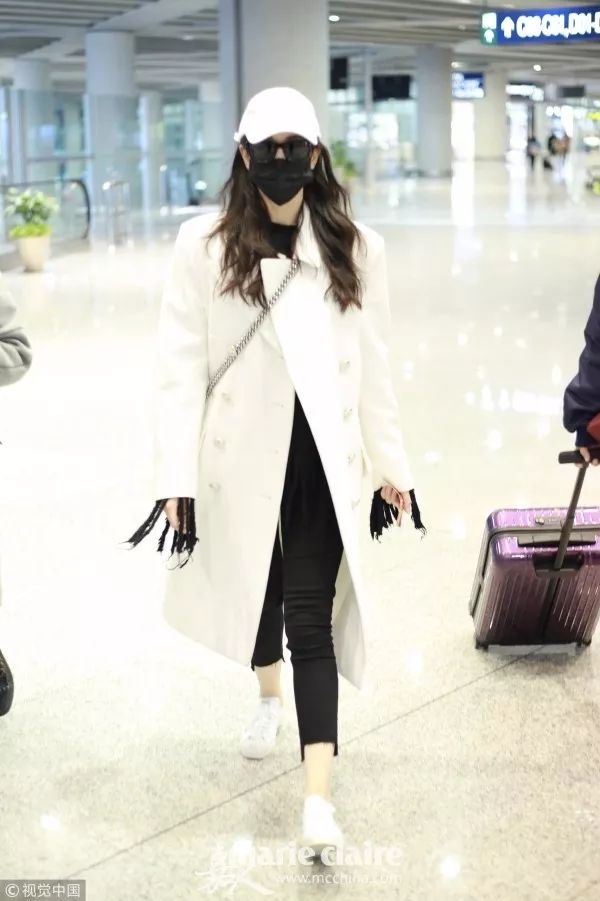 大衣配运动鞋怎么穿才不老气,大衣运动鞋过年穿得体又好看