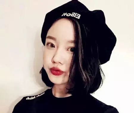 冬季戴帽子发型扎法,戴帽子发型这样搞温暖又好看