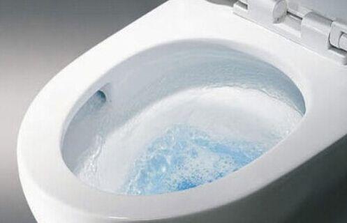 马桶堵了用保鲜膜快速疏通,马桶堵了怎么用保鲜膜才能通呢