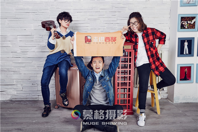 医院团队拍照的姿势大全,30人团队集体照拍照姿势大全