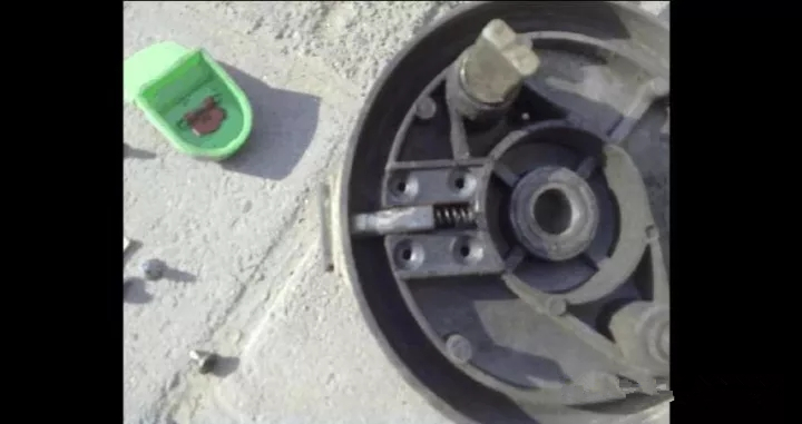 电动车后轮锁拆卸教程,绿源电动车刹车锁怎么解