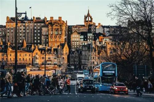 和英国王室一贯的优雅范儿很搭,英伦经典装修风格