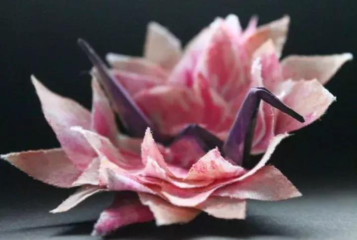 他用3个月时间，折叠了1000只千纸鹤，送给了他最亲爱的姑娘