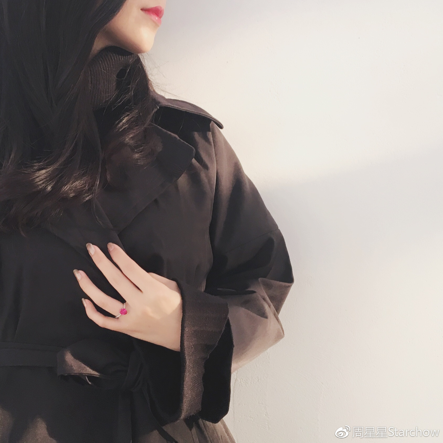 小拇指戴戒指说明什么 (小拇指戴戒指意味着什么)