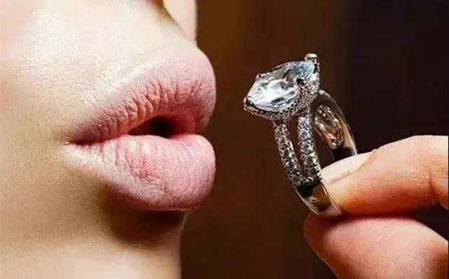 钻石和莫桑石最简单的辨真伪法,怎样区别钻石证书真伪