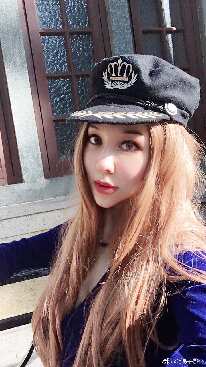 自称三国混血的安娜金和侯耀华三胞胎外甥女做的是同款脸吧?