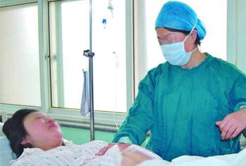 怀孕七个月突然见红了是怎么回事,怀孕七个月了突然见红要紧吗