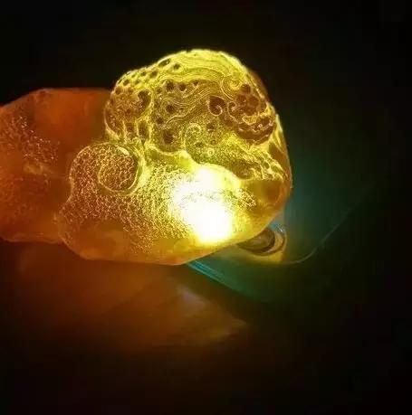 我的琥珀摔断了，雕刻师把残品变成完品，赞一个