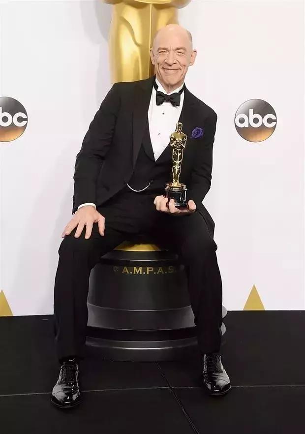 行尸走肉9小时42分钟看完一到八季,行尸走肉与无耻之徒哪个好看