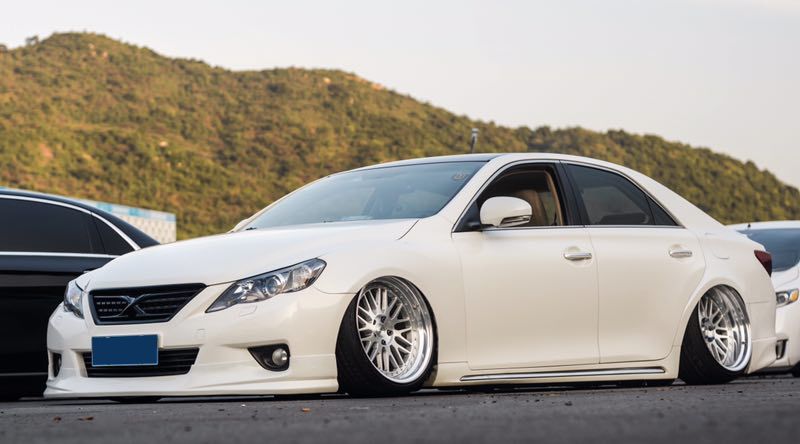 受玩车老爸影响从小就喜欢改装，长大后把锐志改成撩妹大后超！