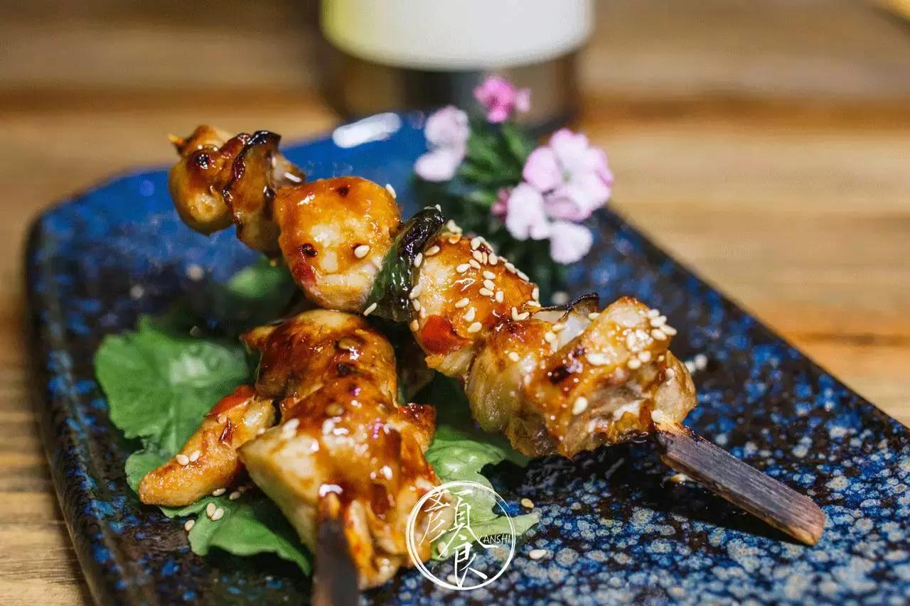 钓者崇尚自然，醉心音乐，寄情山海之间也