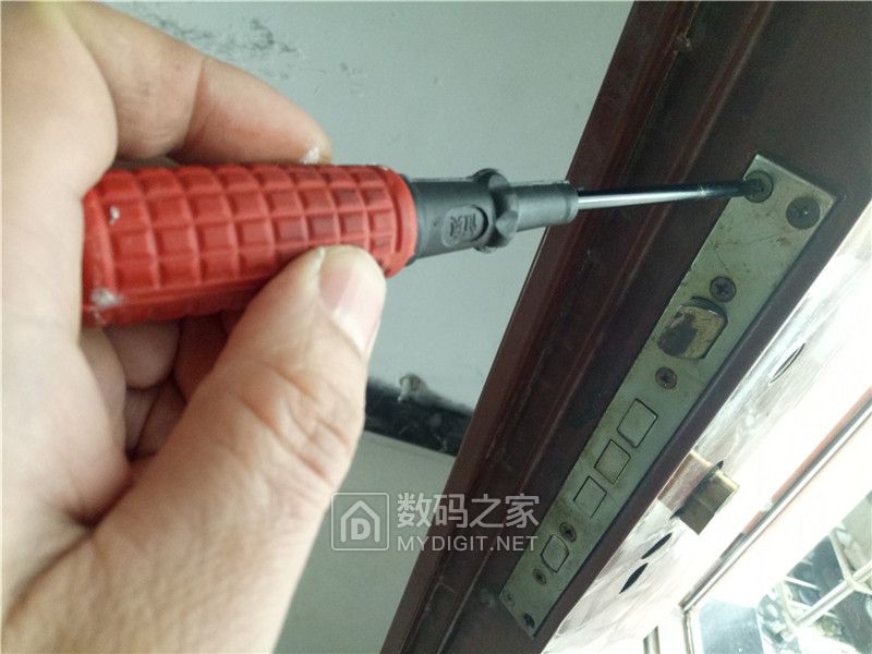 智能门锁容易被小偷无痕打开吗,智能门锁拆解图解