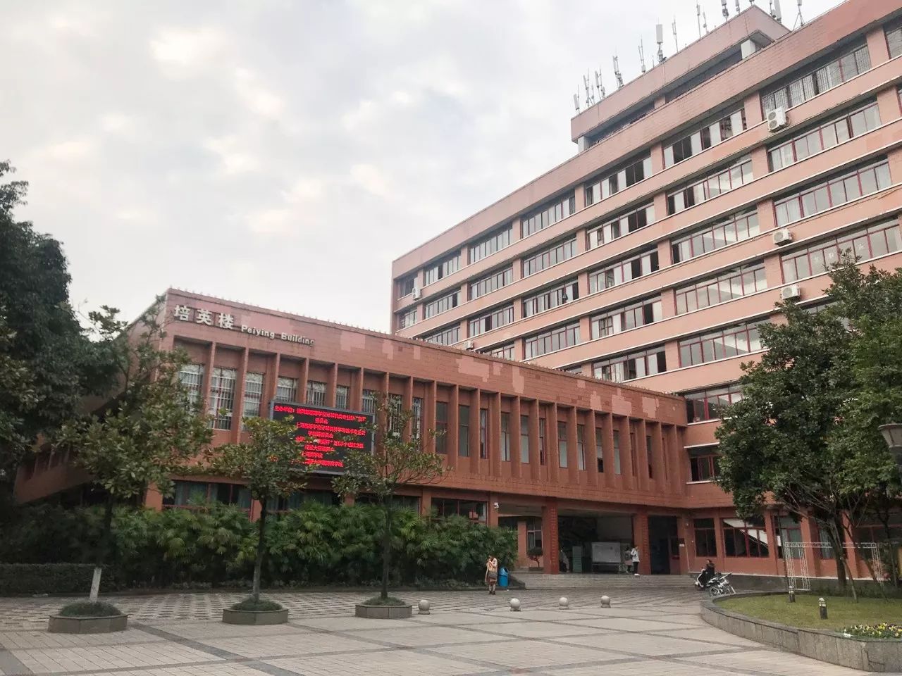 川外成都学院重庆,一个魔幻的佛系女子学院