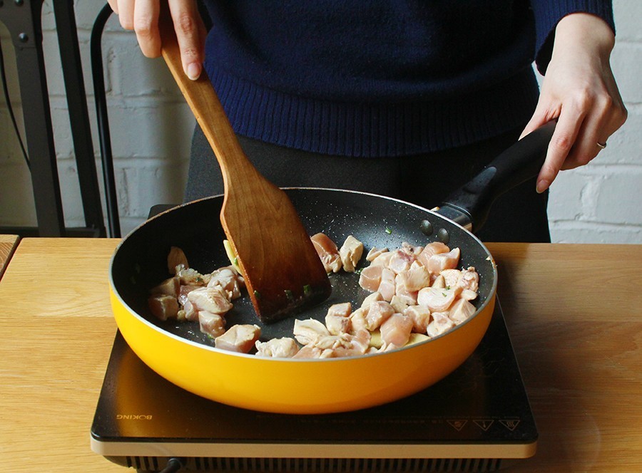 高校食堂灵魂料理大测评：西芹炒草莓，西瓜炖冬瓜