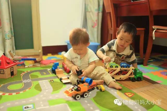 宝宝学走路学步带好还是学步车好,弯腰带娃学走路