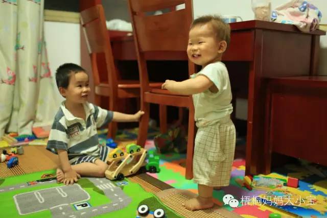 宝宝学走路学步带好还是学步车好,弯腰带娃学走路