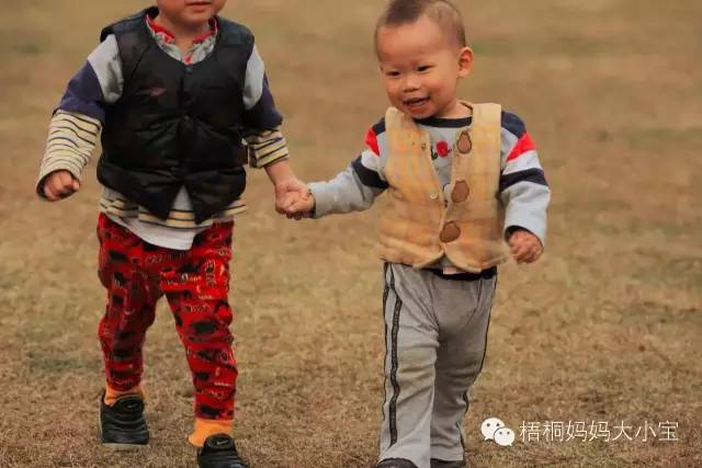 宝宝学走路用学步带还是学步车,宝宝学走路时用学步车还是学步带