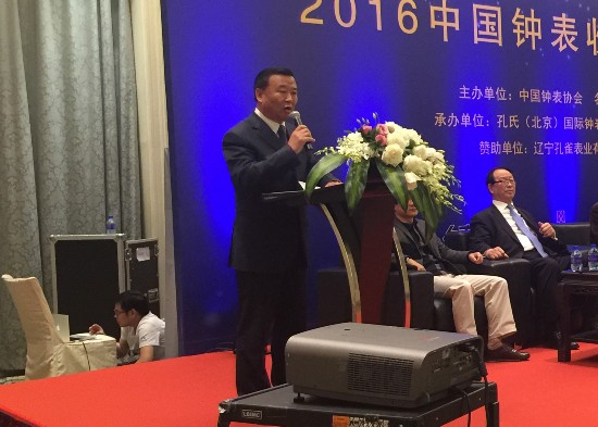 钟表收藏家展示自己的藏品,中国民间古董钟表收藏家