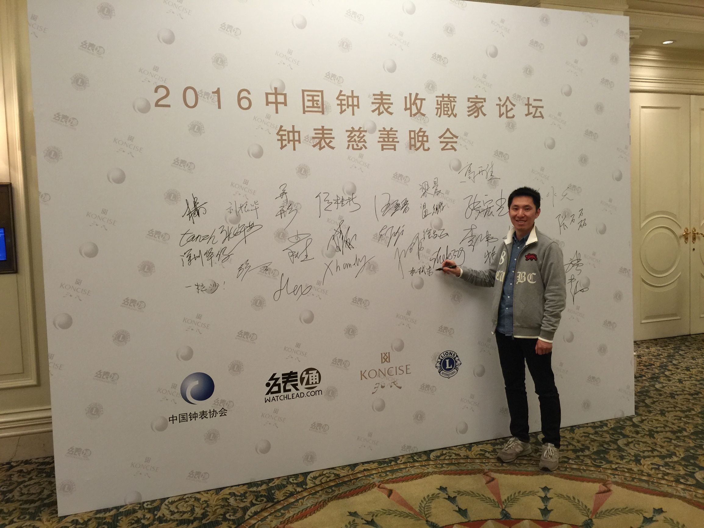 钟表收藏家展示自己的藏品,中国民间古董钟表收藏家