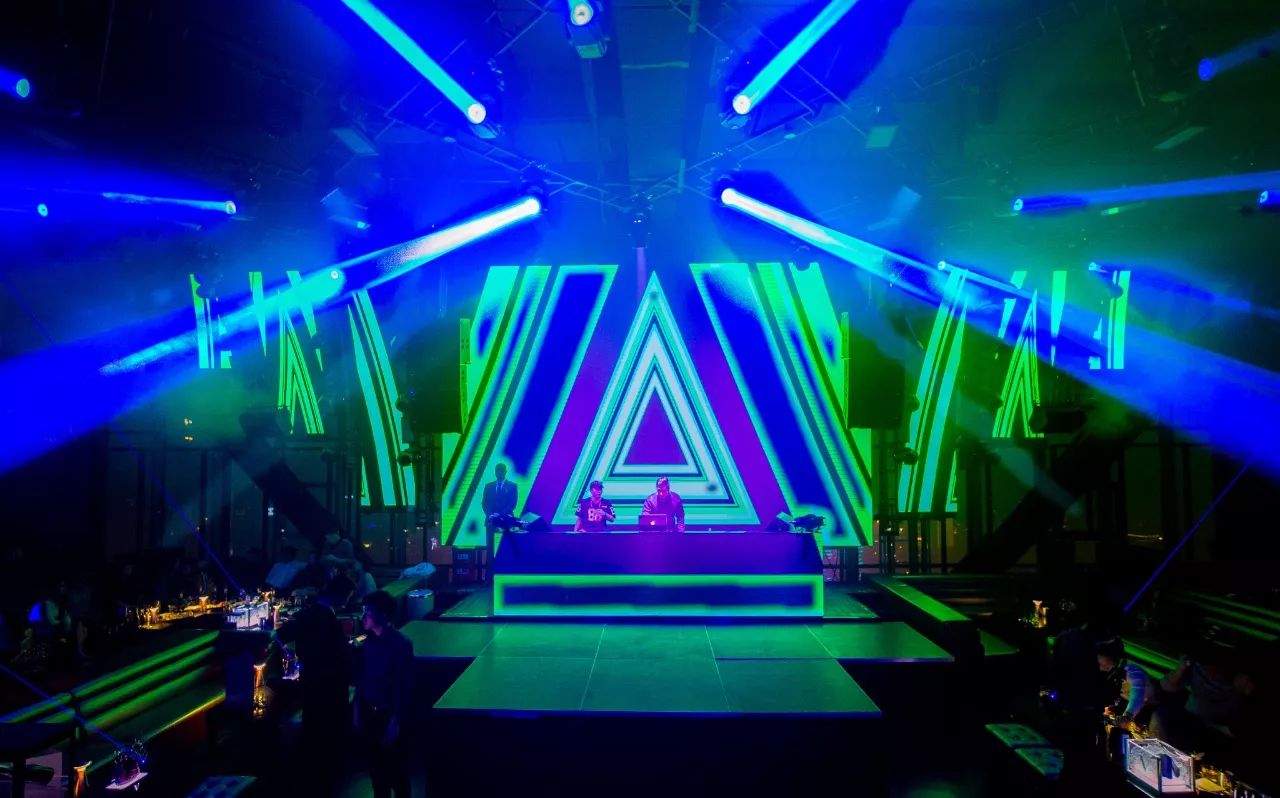 成都最高的酒吧，佳酿、美女、电音、轰趴，这个圣诞在这都能找到