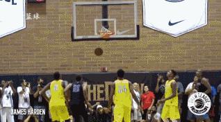 哈登胯下过人几乎没有人能防得住,哈登的过人招牌动作