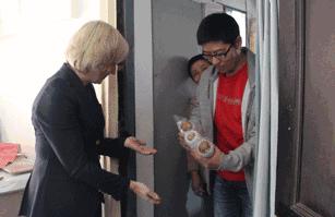 网购了12个苹果，上门送快递的竟然是美国总领事一家