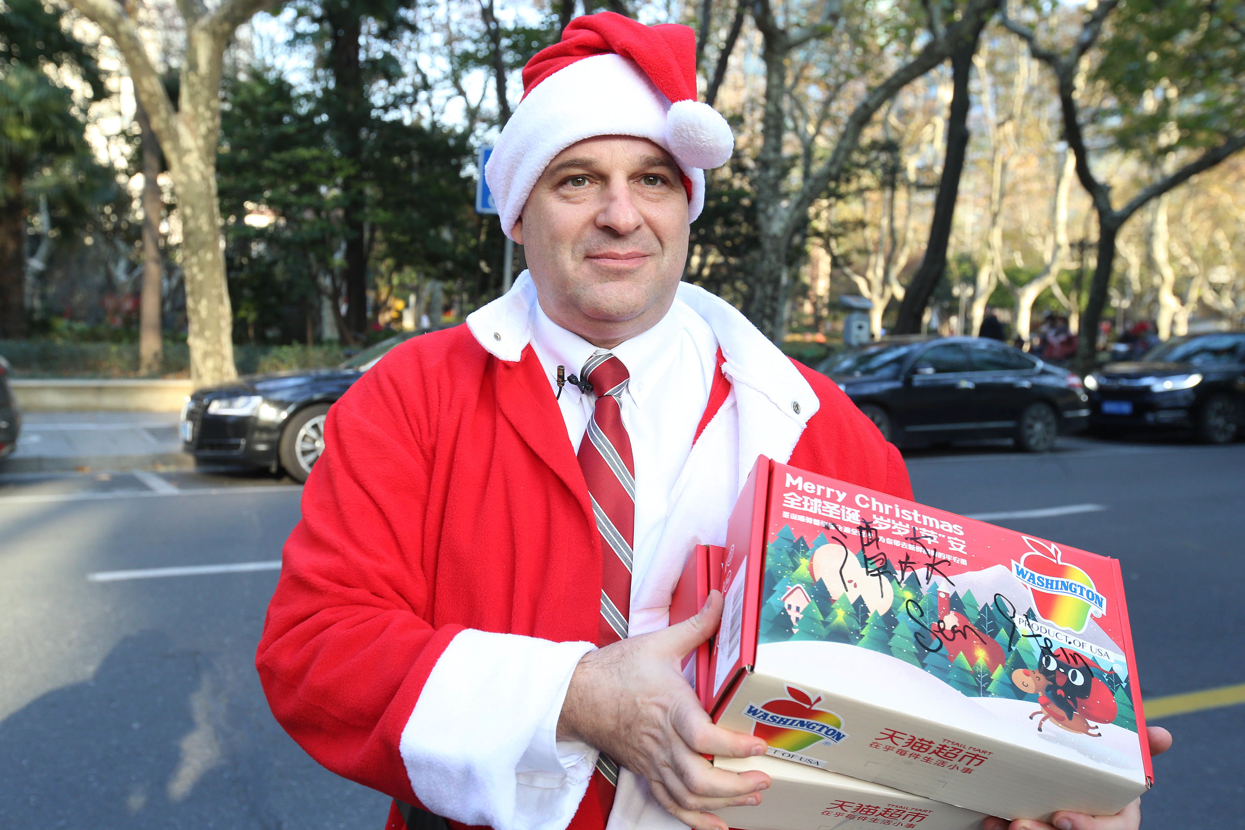 网购了12个苹果，上门送快递的竟然是美国总领事一家