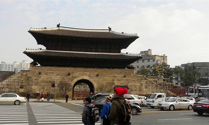韩国最著名的一条街,韩国东大门旅游必去的商业街