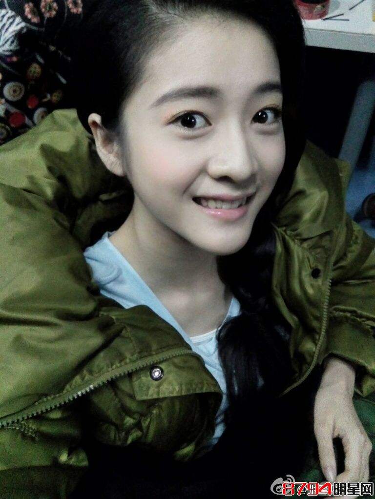 张雪迎气质婉约娇艳靓丽甜美灵动,张雪迎机场清爽造型少女感十足