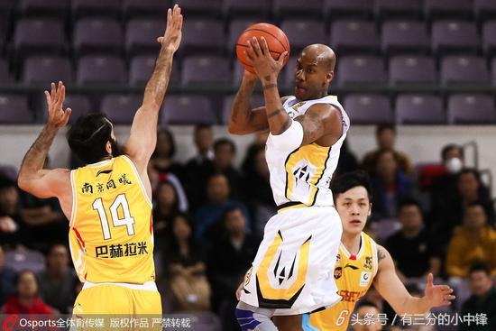 关键时刻马布里拯救北京队,马布里关键三分扳平