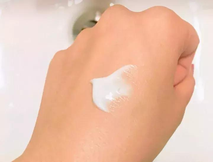 一个月生活费2000可以买大牌吗,一个月两千块钱的工资买的化妆品