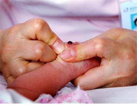 新生儿有没有必要做足跟血,新生儿的足跟血有必要查吗