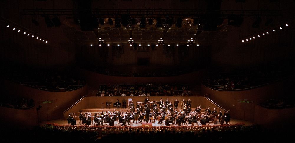 一曲求索、控诉和追问的哀歌，一部人类灵魂生活和精神追求的挽歌