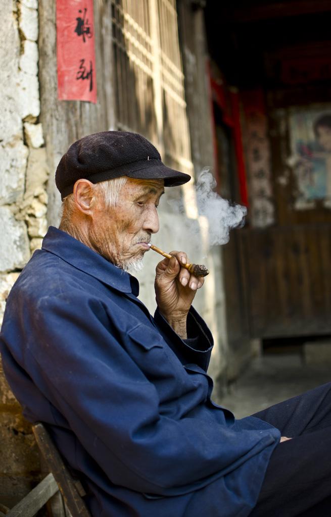 老爸胃癌晚期治疗要花三十万，我一分未出却让全村人为我竖大拇指