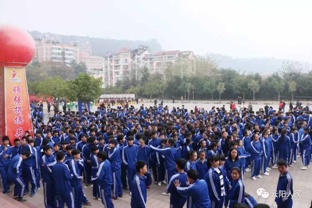 第三届中小*运学**动会开幕,花式表演拍手叫好,上万云阳人围观!