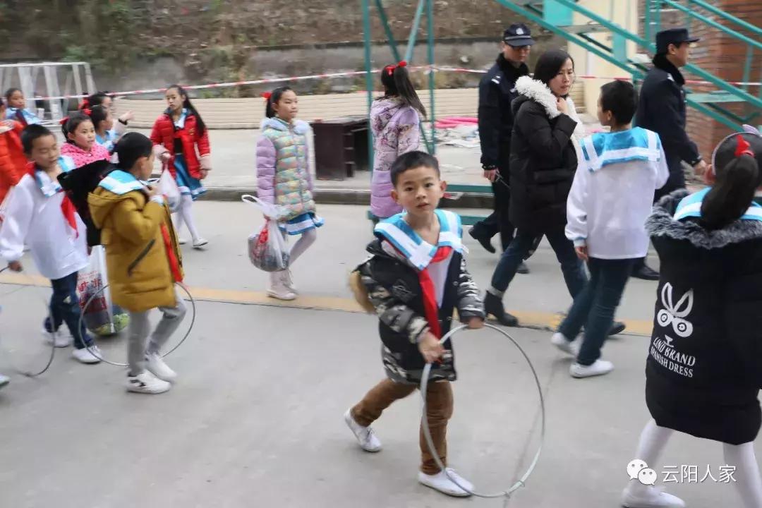 第三届中小*运学**动会开幕,花式表演拍手叫好,上万云阳人围观!