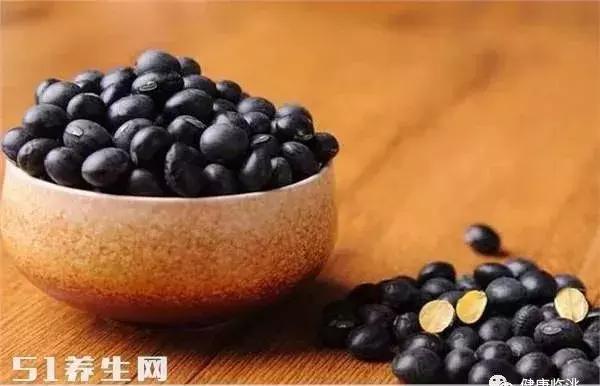 手指指甲扁平凹陷是什么原因,指甲有竖纹凹陷是什么原因