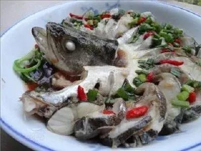石蛙味道鲜美肉质细嫩营养丰富,这样做出来的鱼味道鲜美又入味