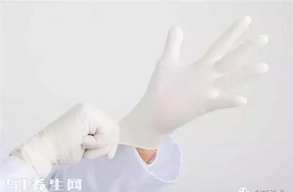 手指指甲扁平凹陷是什么原因,指甲有竖纹凹陷是什么原因