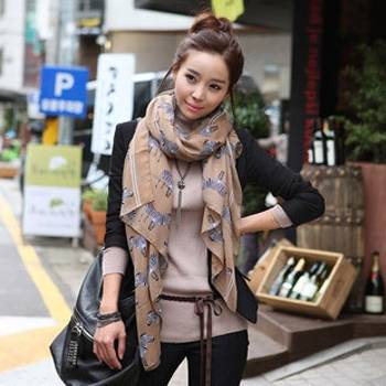 春季黑色毛衣连衣裙搭配丝巾,春季丝巾与衣服的搭配