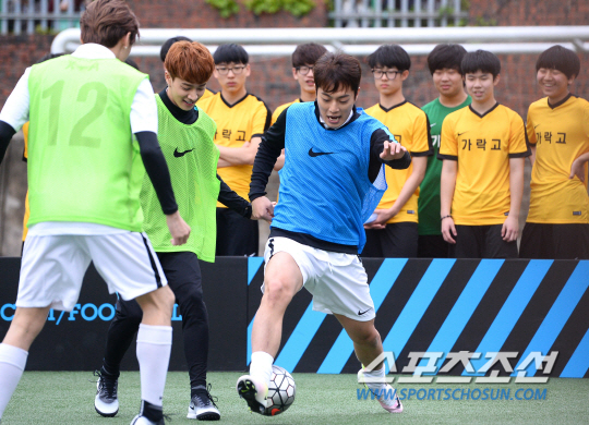 金俊秀李起光,金俊秀出场秀