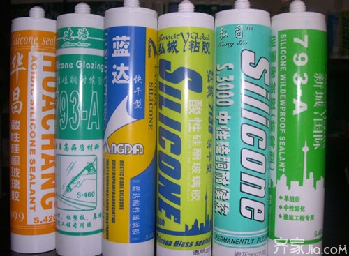 固化玻璃胶怎么去除最简单方法,衣服上的玻璃胶用酒精能去除么