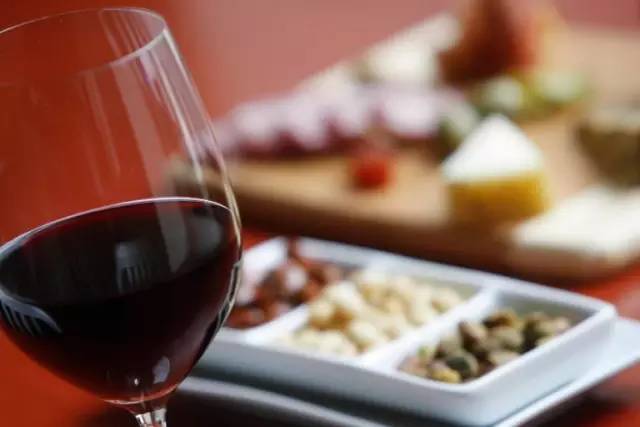 葡萄酒是少喝好还是不喝好,葡萄酒没做好有毒吗