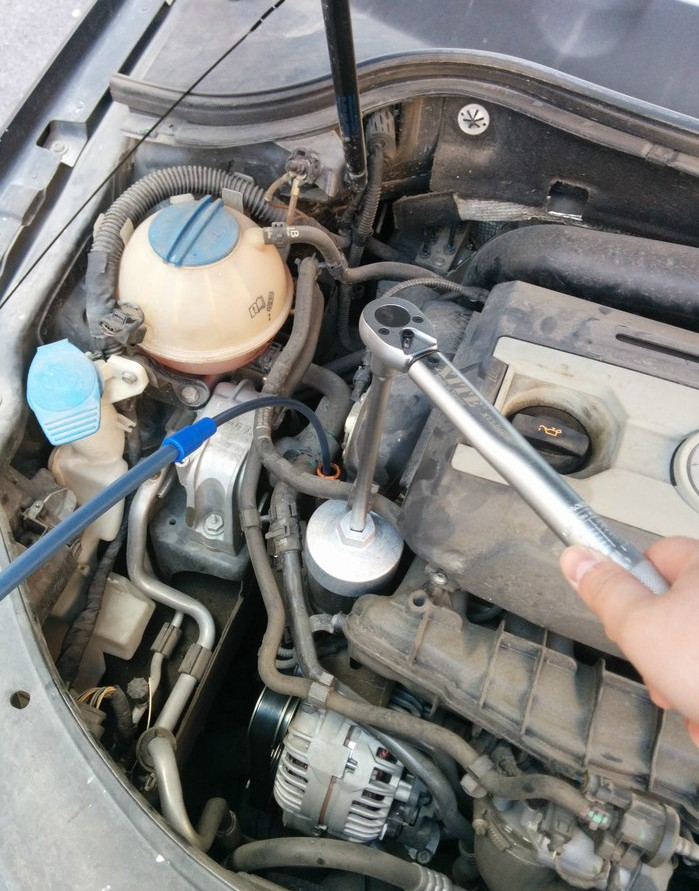 不简单！这哥们自己换机油-样样都是技术活啊！实在佩服啊！