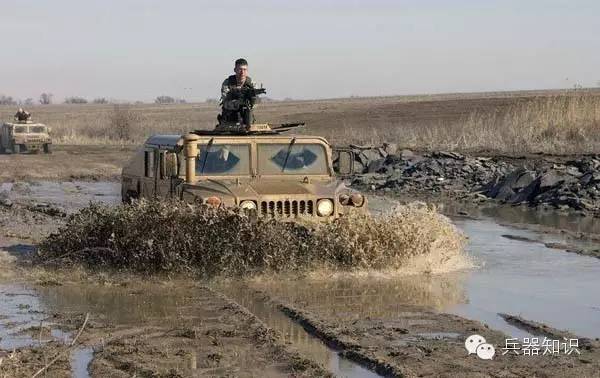 军用悍马和普通悍马做对比,军用悍马和民用悍马