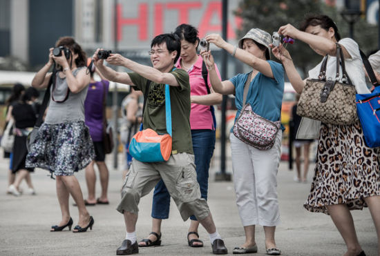 我正为孩子的奶粉钱发愁，老公竟偷偷借钱送婆婆出国旅游！