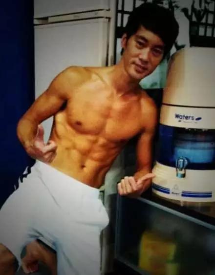 他做过泥水工，跑过龙套，因周星驰赏识成名！