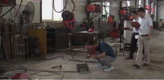 牛人发明烧烤神器,民间小伙自制多功能烧烤炉