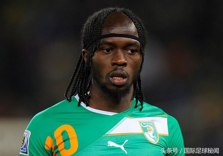 那些踢球开外挂的人,自带外挂的足球